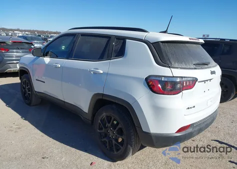 2025 Jeep Compass Latitude 4X4 z USA, uszkodzony, nr VIN 3C4NJDBN6ST570335
